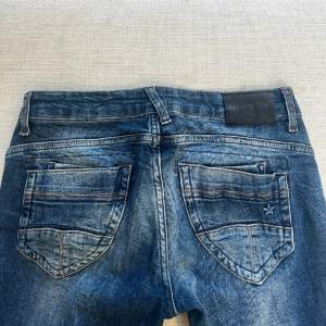 Säljer nu dessa lågmidjade jeans från m.o.d som tyvärr inte passar längre!   Dem är lågmidjade och i flared modell med en slits (se bild 3)som är enkel att sy igen,  men de är en väldigt snygg detalj!   W:26/27  L:32/34 ish Köpare står för frakt❤️ 