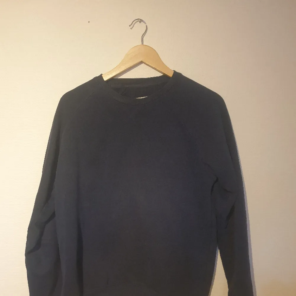 Mörkblå sweatshirt från pier one i storlek medium.  Inga täcken på tidigare användning. Nypris: 450  . Tröjor & Koftor.