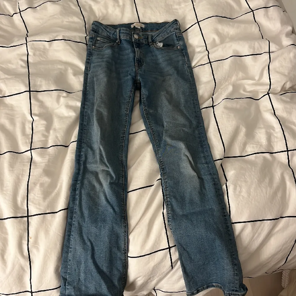 Jag säljer ett par fina blåa bootcut jeans från Gina tricot!🫶🏻 Dom är medium waist. Använt många gånger men i perefect skick! Storlek 146.🫶🏻skriv om ni har frågor!. Farkut & Housut.