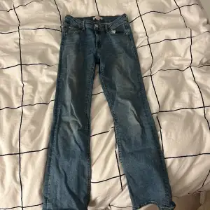 Jag säljer ett par fina blåa bootcut jeans från Gina tricot!🫶🏻 Dom är medium waist. Använt många gånger men i perefect skick! Storlek 146.🫶🏻skriv om ni har frågor!