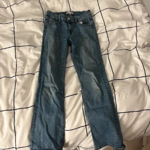 Blåa jeans  - Jag säljer ett par fina blåa bootcut jeans från Gina tricot!🫶🏻 Dom är medium waist. Använt många gånger men i perefect skick! Storlek 146.🫶🏻skriv om ni har frågor!