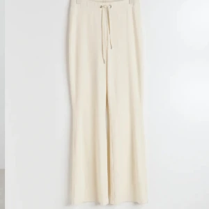 Velour byxa  - Ett par fina vita velour byxor från gona tricot.  Frakt tillkommer!  