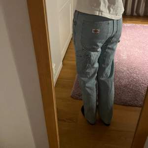 Jättefina cargo jeans från Dickies med snygga detaljer! 💕Knappt använda ljusblå jeans utan defekter. Säljer pga fel storlek. Priset kan disskuteras, skriv om du är intresserad!💕💕 Strl: W26