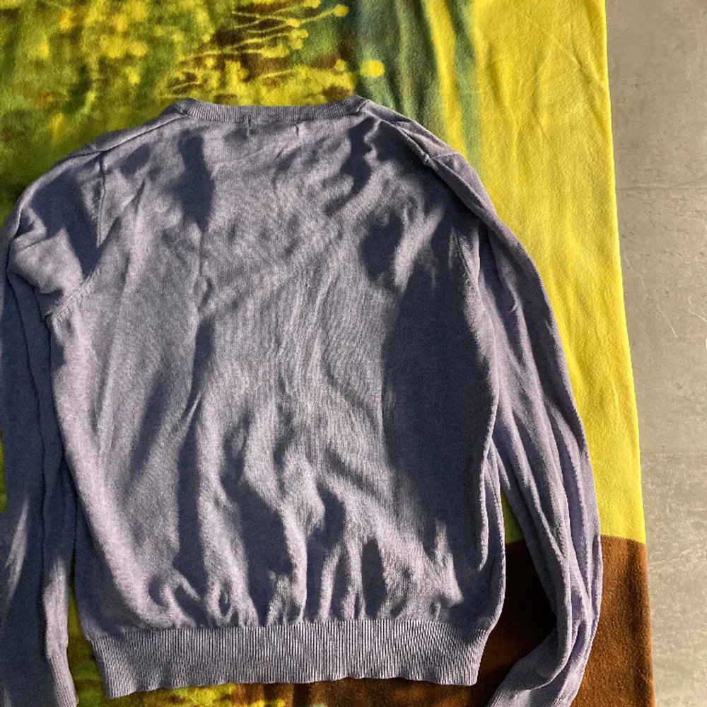 Lila långärmad ser snyggt ut med skjorta under, knappt använd. Lite loose fit❣️. Tröjor & Koftor.