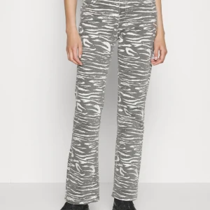 Guess Jeans - Intressekoll på dessa jättepopulära jenas från guess som nu är slutsålda, strl 26 och passar mig perfekt som är 170cm lång⭐️⭐️ Nyskick och använda en gång, nypris ca 1300-1600kr beroende från vart🙌🏼 