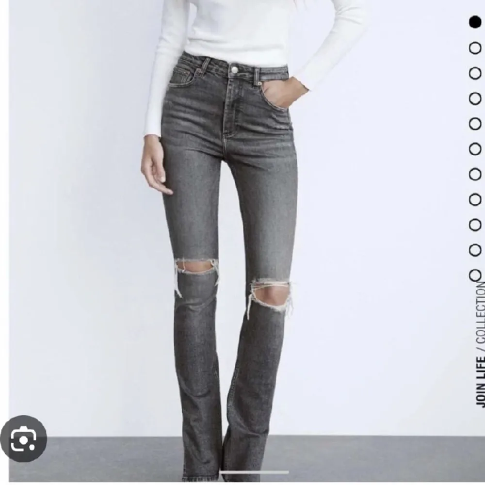 Använda 2-3ggr men är som helt nya då de är sparsamt använda💘de har en slits längst ner. Jeans & Byxor.