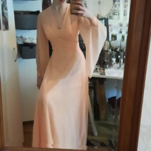 ♡Peach rosa balklänning♡ - Peach rosa tyllklänning med böljande kjol och ärmar! Övre ryggpartiet, ärmarna och övre bysten genomskinlig♡ dragkedja i ryggen. vackraste klänningen någonsin! Får mig att känna mig som en Disneyprinsessa;) Säljer då den inte kommer till användning.