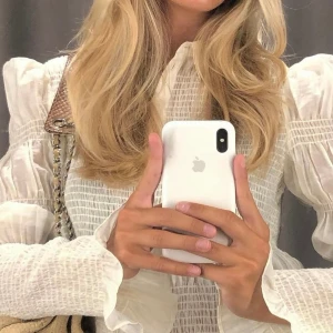 Blus ifrån & Other Stories - Blus ifrån & other stories i en benvit färg. Figursydd med volanger/puffärm. I storlek 36 passar även 34. Använd ett fåtal gånger, i fint skick. Köpt för 799.