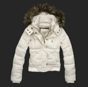 Jacka - Super fin jacka, storlek M men känns som S. Sitter croppad och luvans fuskpäls är jätte fräsch, väldigt mysig i💘