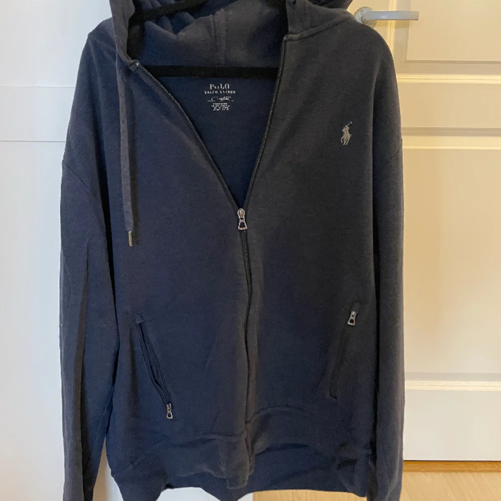 Polo zipen är i strl L och passar bra och sitter riktigt snyggt s. Hoodies.