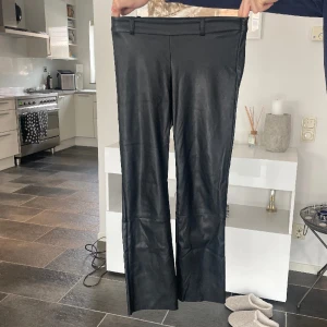 Skinnbyxor från Carin Wester  - Ett par riktigt snygga skinnbyxor från Carin Wester! Använda en del och har därför lite slitningar där bak, se bild 3.  Raka i modellen, med låtsas fickor där bak! Stängs med en dragkedja på sidan 💕😍