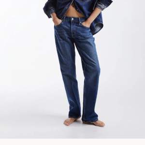 Straight jeans från hm i storlek 36. Passar perfekt i längd på mig som är 167 cm. Sparsamt använda!!🫶🏼 
