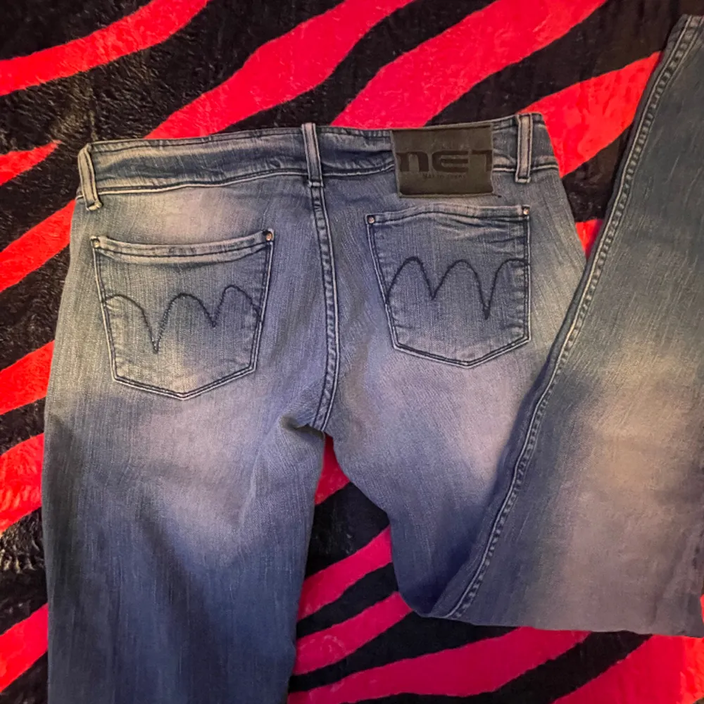 Lågmidjade jeans som jag har köpt second hand🎀, både lite y2k och stockholmstil, jätte snygga!, de sitter mer utsvängt än vad det ser ut som men är bara lite långa på mig💗, pris kan diskuteras!!🎀💗. Jeans & Byxor.