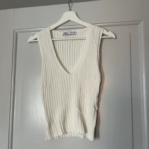 Linne från Zara - Jättesött linne från Zara. Använt endast ett par gånger, så väldigt bra skick💞