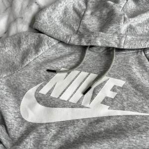 Grå hoodie från Nike i strl XS. Nyskick!! Hör av er vid frågor etc. 