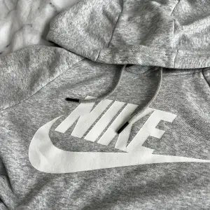 Grå hoodie från Nike i strl XS. Nyskick!! Hör av er vid frågor etc. 
