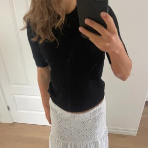 Svart stickad tshirt från Zara - Säljer denna svarta stickade tshirten från Zara. I storlek L men passar mig som vanligtvis är en S. Ny skick!