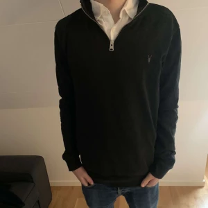 ALLSAINTS half zip - Säljer nu denna svarta snygga ALLSAINTS half zip Tröjan. använd ett fåtal gånger och är i 8/10 skick. Tröjan har storlek S. Vid frågor tveka inte att fråga. 