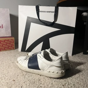 Valentino garavani skor - Valentino skor som är ganska slitna. Skick 5/10   Säljer billigt   Pris kan diskuteras vid snabb affär