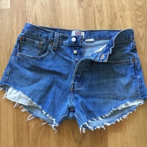 Jeansshorts Levis 501 - Snygga shorts från Levis 501 i storlek s Låg midja  