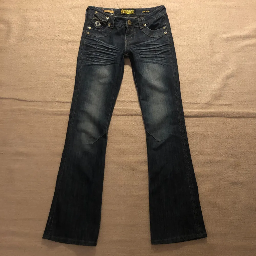 Vintage jeans med snygg wash, väldigt bra kvalitet och de är något stretchiga i jeanstyget, midjemått tvärs över ca36 och innerbenslängd ca80💖. Jeans & Byxor.
