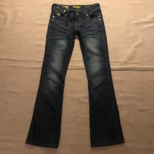 Vintage jeans med snygg wash, väldigt bra kvalitet och de är något stretchiga i jeanstyget, midjemått tvärs över ca36 och innerbenslängd ca80💖