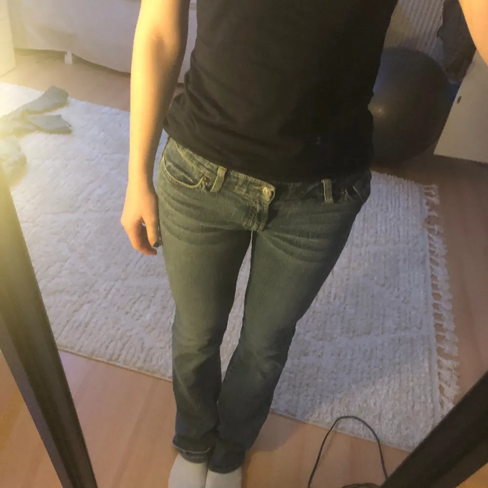 Jätte snygga Levis jeans men detalger på bakfickorna bootcut.  Stl M men passar mig bra som har xs/s i kläder, dragskedjan är lite sönder men det märks inte när man har på sig byxorna som man kan se på bilderna💙💙. Jeans & Byxor.