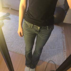 Jätte snygga Levis jeans men detalger på bakfickorna bootcut.  Stl M men passar mig bra som har xs/s i kläder, dragskedjan är lite sönder men det märks inte när man har på sig byxorna som man kan se på bilderna💙💙