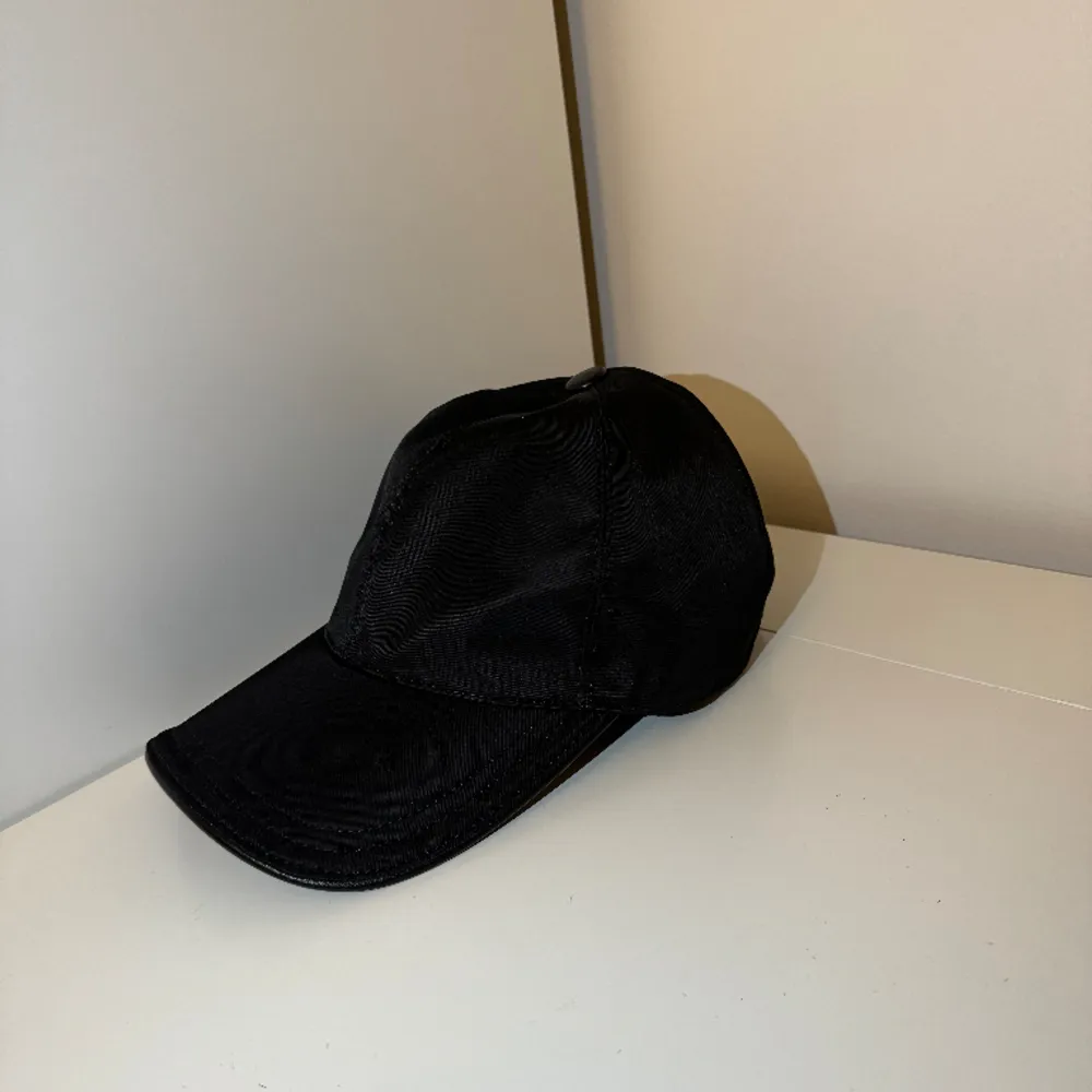 Säljer nu en helt ny Re-Nylon baseball cap. Den är aldrig använd. Nypris: 6500kr, mitt pris 2999kr. Finns även kvitto.. Accessoarer.