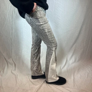 Jeans - Orm jeans med vit boot cut🤍