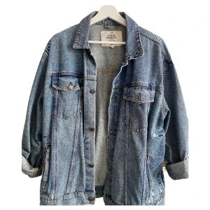 Jeansjacka Cheap Monday - Säljer min jeansjacka från Cheap Monday, köpt second hand!🫧🕺🏾