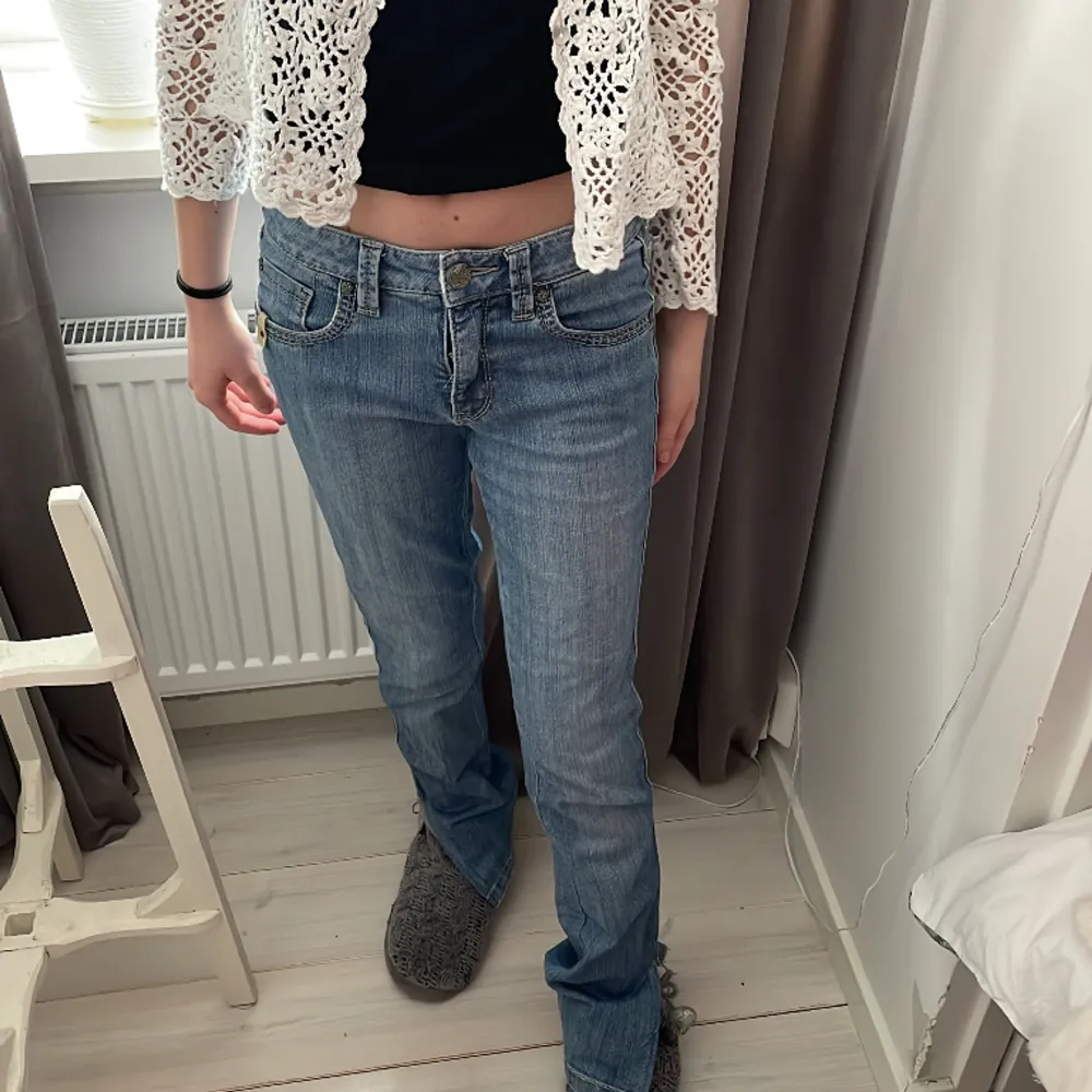 Lågmidjade jeans från flash,storlek 31,”modellen” på bilden är 158 som referens,skriv för mer info💕. Jeans & Byxor.