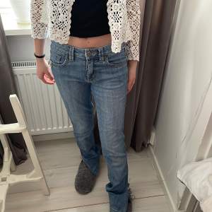 Lågmidjade jeans från flash,storlek 31,”modellen” på bilden är 158 som referens,skriv för mer info💕