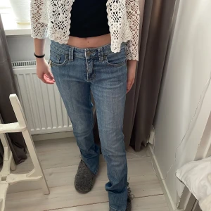 Lågmidjade jeans - Lågmidjade jeans från flash,storlek 31,”modellen” på bilden är 158 som referens,skriv för mer info💕