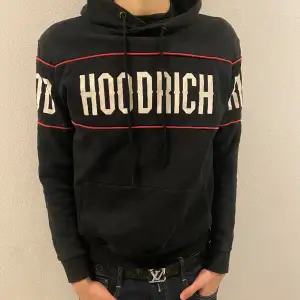 Säljer denna HOODRICH hoodie i strl M. Inga defekter och den är i gott skick.  Denna finns dessutom ingen längre att köpa i butik eller på nätet. Kan att mötas upp i Örebro annars står köparen för frakten.