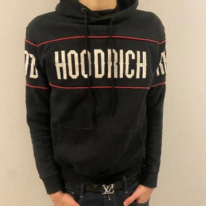 HOODRICH HOODIE - Säljer denna HOODRICH hoodie i strl M. Inga defekter och den är i gott skick.  Denna finns dessutom ingen längre att köpa i butik eller på nätet. Kan att mötas upp i Örebro annars står köparen för frakten.