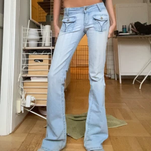 Lowwaist Bootcut jeans - Så sjukt snygga lågmidjade bootcut jeans med asnajs och unika fickor både fram och bak💕💕💕💕💕