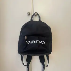 Aldrig använd ryggsäck från Valentino i perfekt skick!  Skriv gärna för fler bilder eller frågor :) 