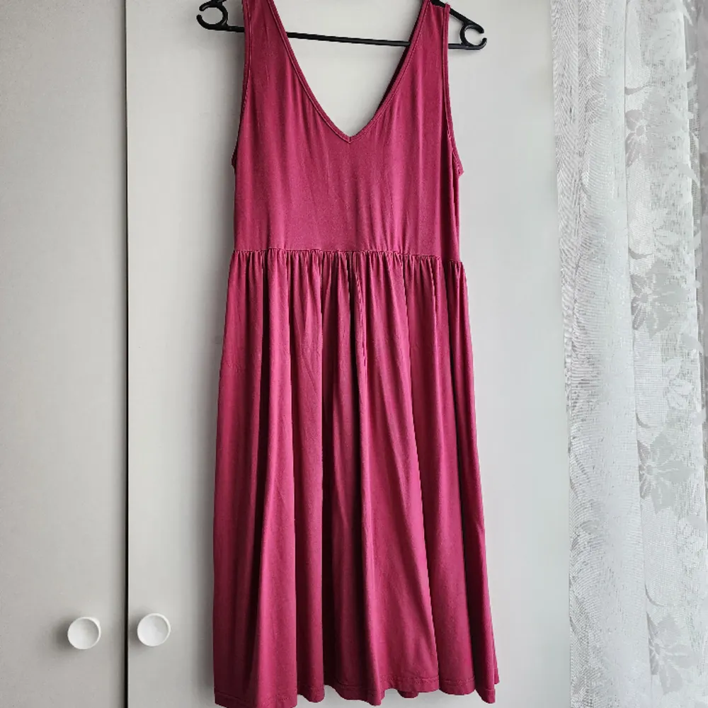 Säljer denna vackra klänning i färgen mörkrosa. Använd fåtal gånger. Är i mycket bra skick. Storlek S/36. Tyget är mycket skön och stretchig, så skulle nog passa 38, 40 med. . Klänningar.
