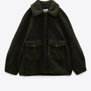 Grön teddy jacka zara  - Jätte snygg teddy jacka från zara använt typ 3 gånger 🩷