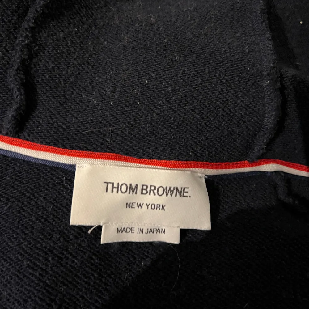 Skitsnygg Thom browne hoodie köpt i new york. Bra skick 9/10 och nypris ligger på ca 13000 Dm för mer frågor eller bilder . Hoodies.