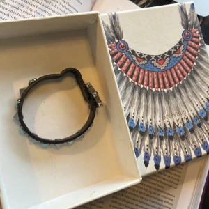 Valentino armband  - Ett svincoolt herr/unisex armband från Valentino. Från herravdelningen men funkar lika bra på tjejer. Kommer med tillhörande box 