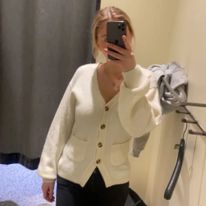 Stickad kofta🤍 - Finstickad kofta med ull i från Bikbok. Den är använd endast 2 gånger och i jättefint skick. Köptes för 700kr säljer för 500. Stl S🤎