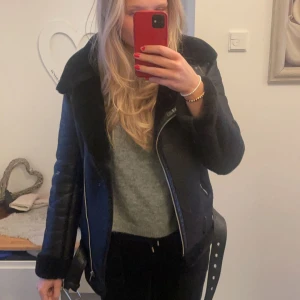 fodrad fejkläderjacka - Säljer denna jättefina fodrade fejkläderjacka från bikbok. Fick den i present förra vintern men den är bara använd ett fåtal gånger då jag hade velat ha den i en storlek större. Hör av dig för fler bilder eller diskussion av pris💞