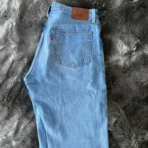 Levi’s jeans i storlek w28 l32🩷knappt använda. Det är 501 så de är lågmidjade och raka i modellen😇nypris ca 1200