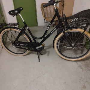 Crescent damcykel - Säljer min otroligt fina o välvårdade damcykel 3 vxl 26 tum. De enda som behövs fixas på den är att laga punkteringen på bakdäcket. Annars fungerar allt som de ska. Lyse bak o fram fotbroms o handbroms fungerar. Ingen rost ramlås med båda nycklarna. 