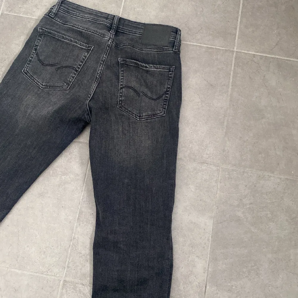 Säljer slim jack andjones jeans för sjukt bra pris, skick 10/10(aldrig använda) storleken 28 i midjan och 32 på längden. Jeans & Byxor.