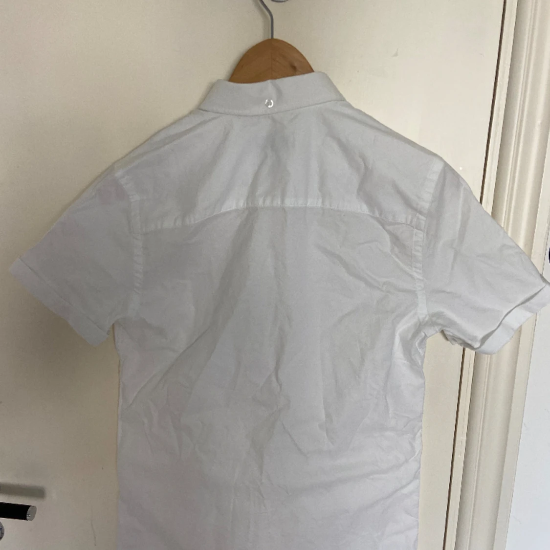 Vitt skjorta med kort ärm