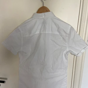 Vitt skjorta med kort ärm - Vit skjorta aldrig använd. Nypris: 600kr