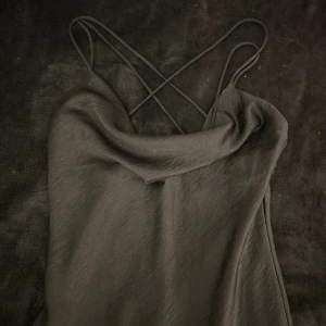 Svart långklänning  - Svart långklänning med jättefina detaljer på ryggen från vero moda. Använd endast 1 gång. Klänning formar kroppen jättefint❤️